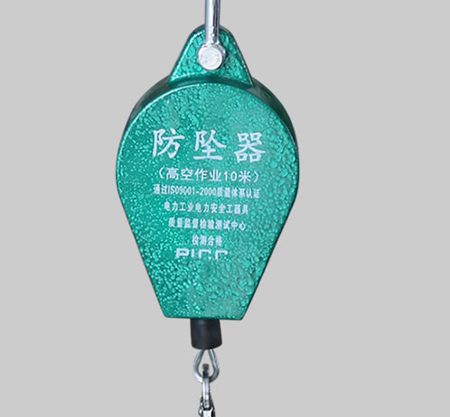 學校外墻粉刷需佩戴速差防墜器